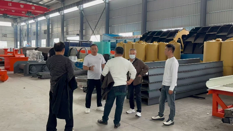 Klientët e Azisë Juglindore riblejnë pajisje për larjen e arit aluvial